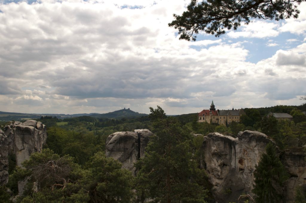 Uitzicht op burchtruïne Trosky en kasteel Hrubá Skála vanaf het beroemde Mariánská vyhlídka uitzichtpunt.