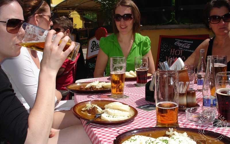 Genieten van een welverdiende lunch in een Tsjechische Biergarten