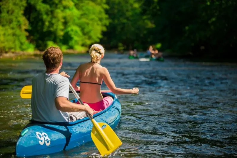 Kanoën op de rivier de Ohře tijdens een meerdaagse actieve vakantie in Tsjechië