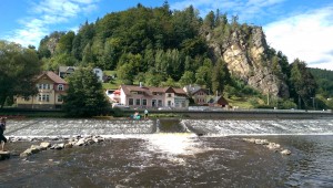 Kanoen op de Jizera rivier in het Boheems Paradijs.
