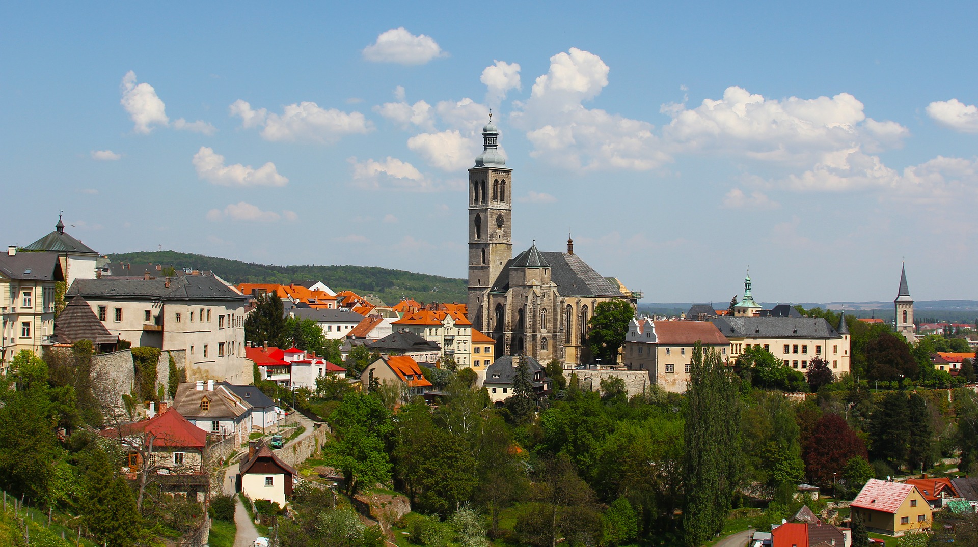 Uitzicht op de beroemde Sint Barbora kathedraal in Kutna Horá