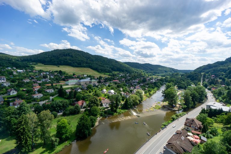 Uitzicht op de stuw in de Jizera rivier vanaf het Panteon uitzichtpint in Malá Skála