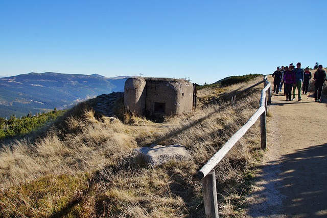 Berghuttentocht Reuzengebergte. Er zijn diverse bunkers onderweg te zien die door de Duitsers voor en in de Tweede Wereldoorlog gebouwd zijn.